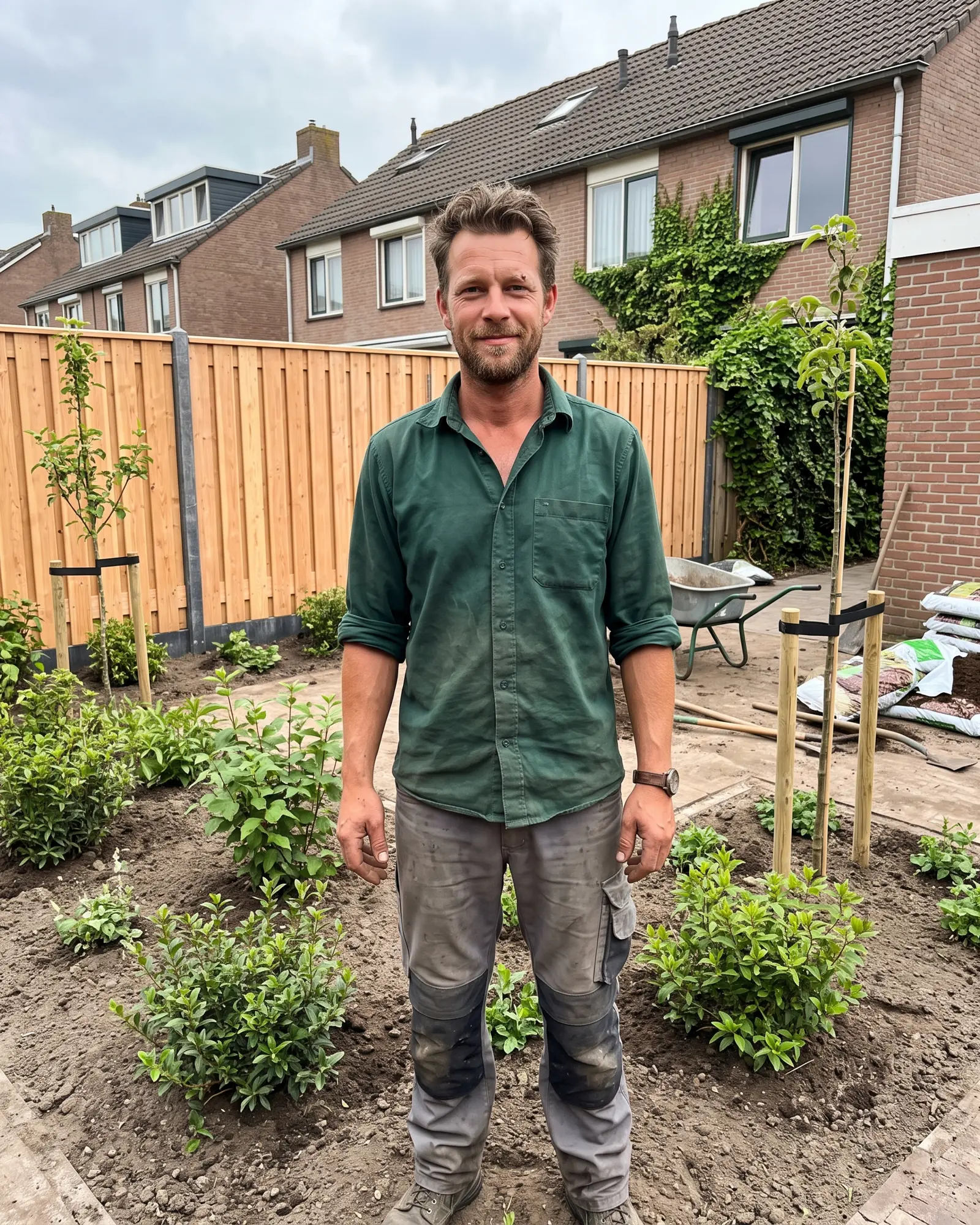 Bram Vermeulen in een net aangeplante achtertuin